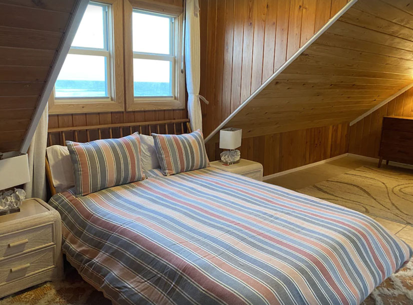 Barefoot Beach upstairs queen room with 2 twin beds